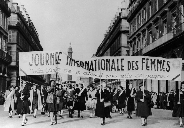 Les françaises défilent dans la rue le 8 mars 1948